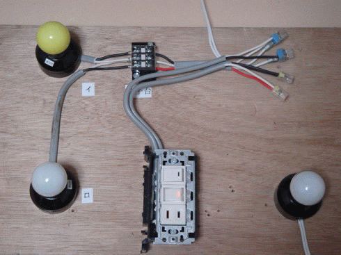 片切(B)スイッチ×2とコンセントが混在する結線の動作確認用GIFアニメです。