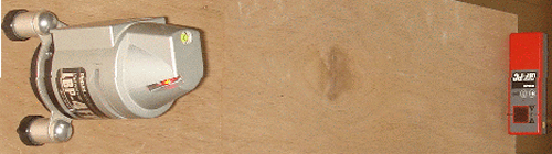 レーザー墨出し器と受光器の設置状況の写真です。